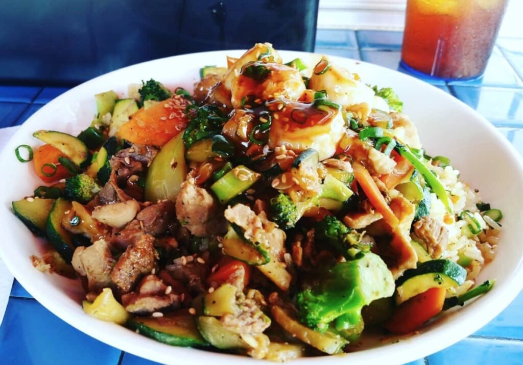 El teriyaki es un estilo de cocina que consiste en adobar los alimentos con una salsa dulce. La salsa teriyaki aporta brillo y untuosidad.