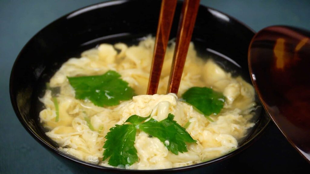 La sopa de huevo es una sopa clara ( caldo , consomé ) que se sirve con huevos escalfados