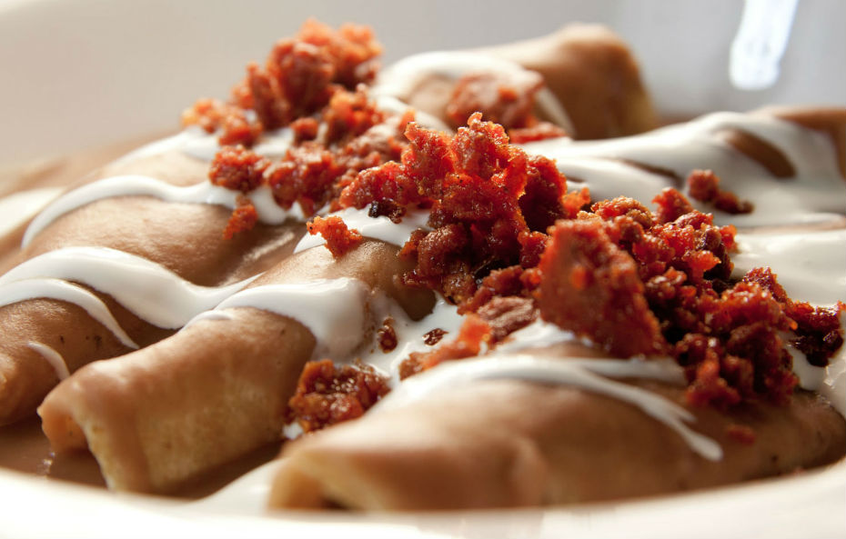 Las enfrijoladas son un platillo mexicano elaborado a base de dos ingredientes esenciales en su gastronomía: tortillas de maíz y frijoles. Enfrijoladas con Chorizo